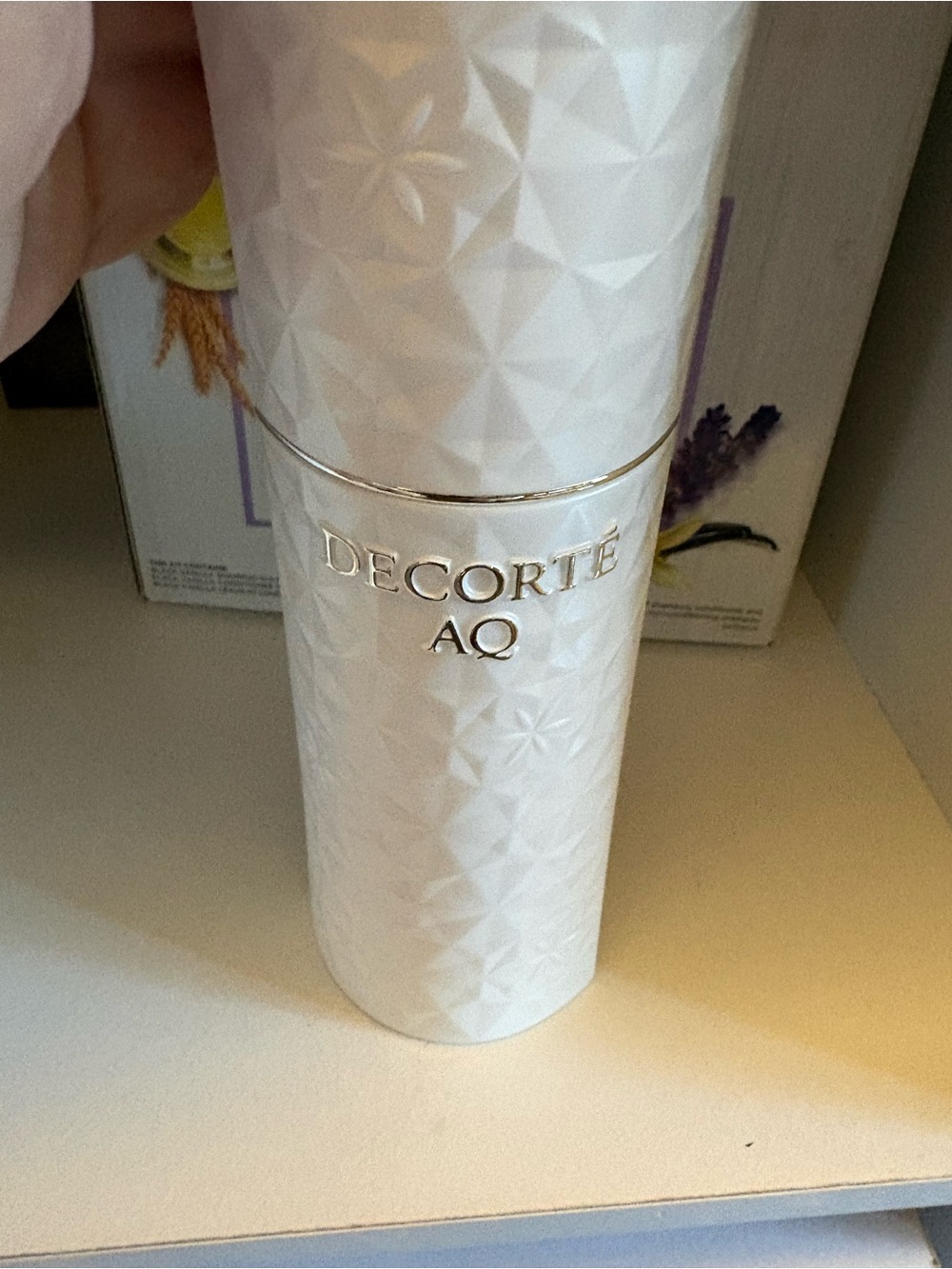 AQ White Textured De’Corte facial